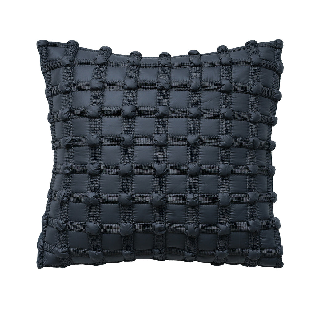 Canapé de style wabi noir et blanc avec une housse de coussin d'inspiration française légère