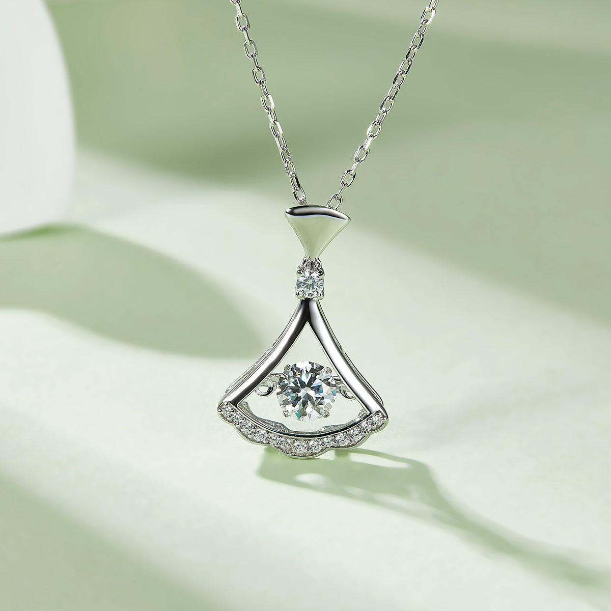 S925 Argent Sterling 0.5ct D Couleur VVS1 Collier pendentif d'éventail de Moissanite 45cm Plat platine