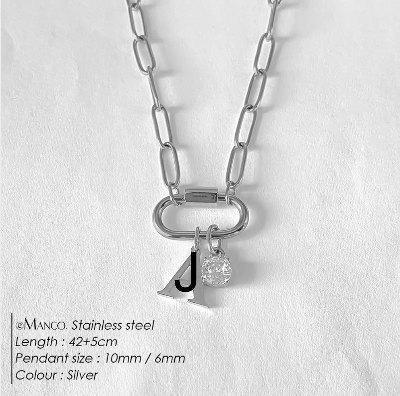 Collier lettre en acier au titane