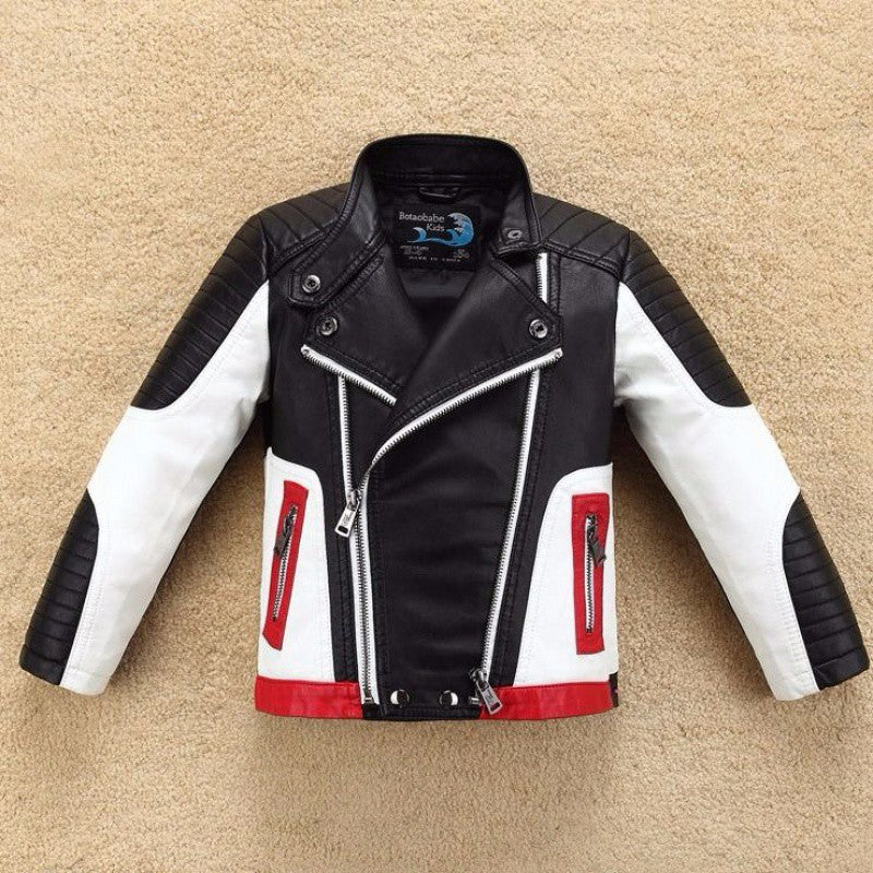 La veste en cuir épais de garçon est belle