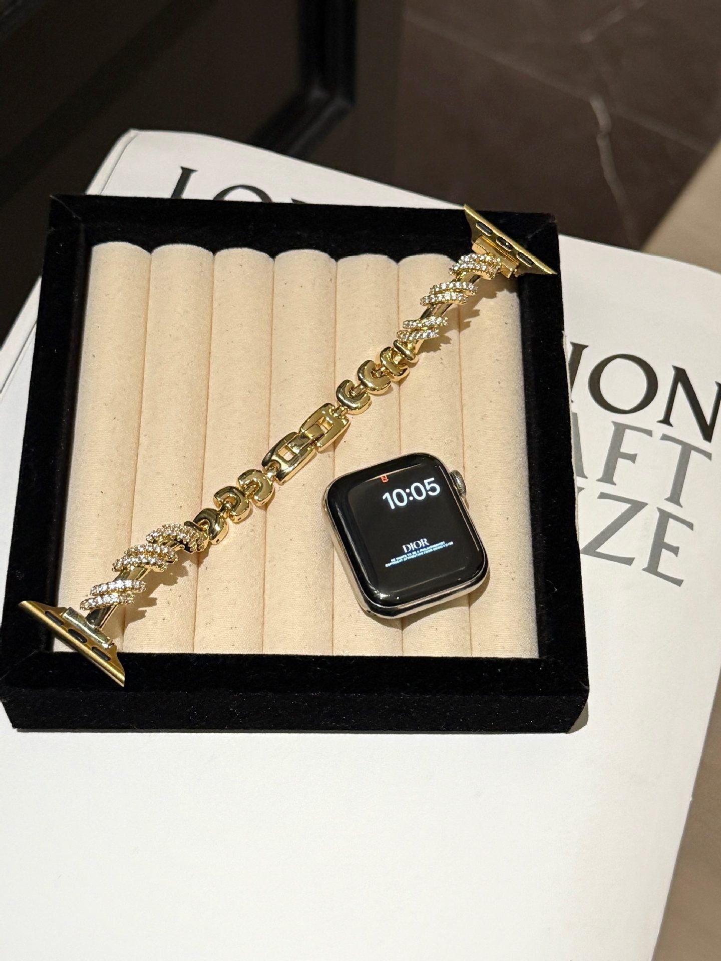 Bracelet rotatif en cuivre serti de diamants