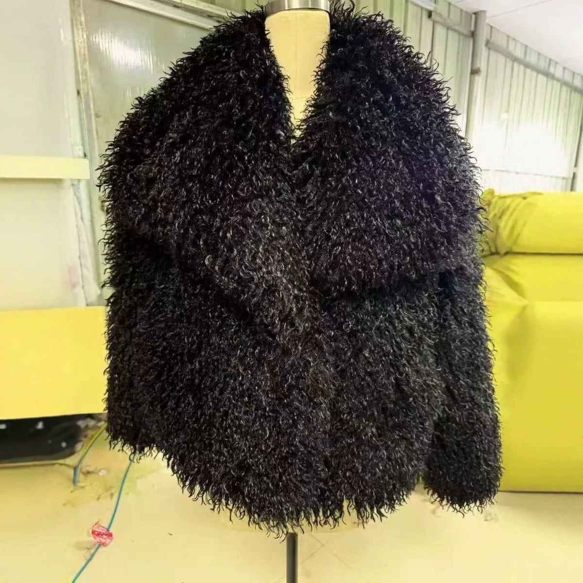 Sophistiqué élégant et versatile manteau de faux-fur en cisaillement avec un grand lapel
