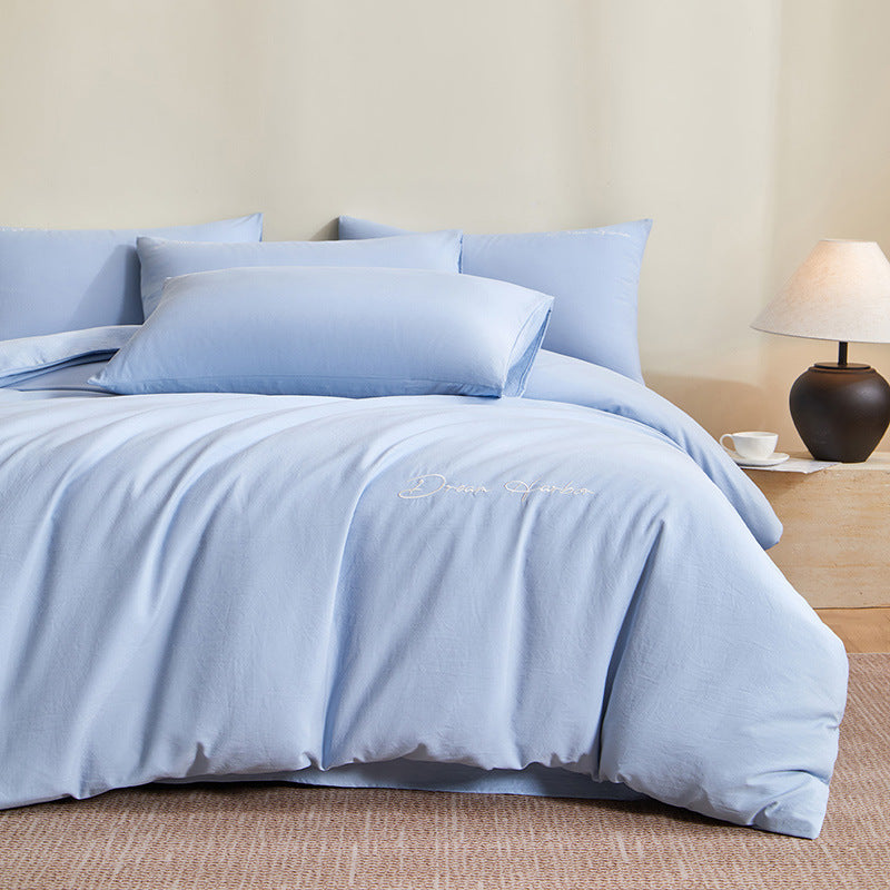 Set de quatre pièces en coton épais et agréable à la peau avec broderie minimaliste