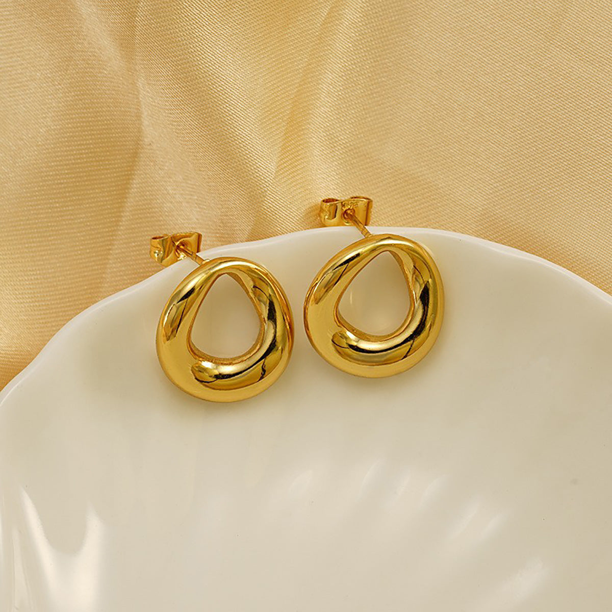 Boucles d'oreilles tendance et accrocheur Une boucle ronde corsée avec électroplaquage