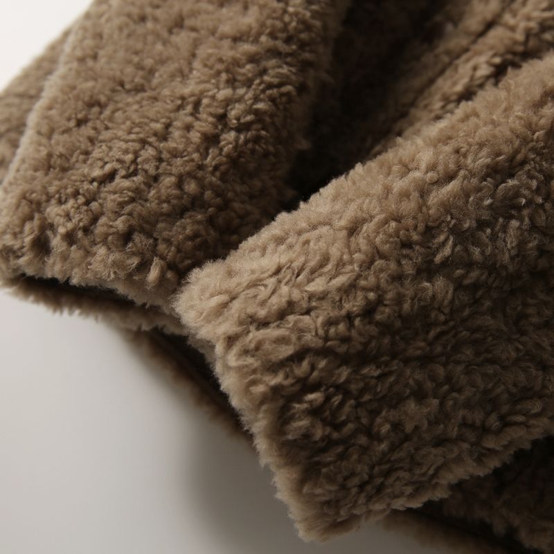Manteau court doublé en cuir et en fourrure combiné avec du lambswool