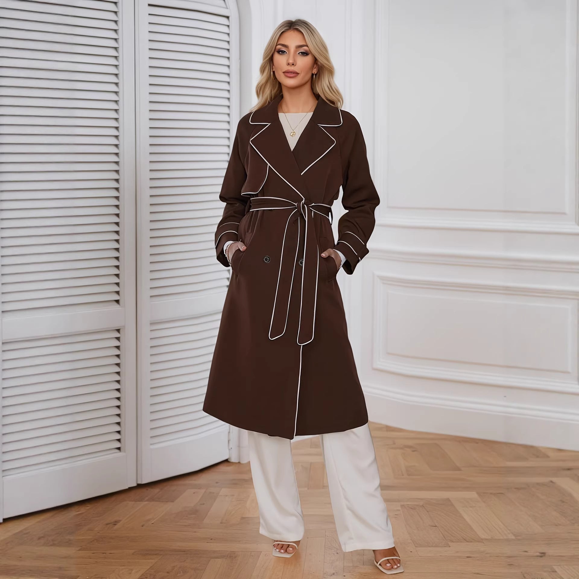 Manteau de tranchée avec pointage exposé une ligne de taille définie et une ceinture de cravate