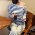 Robe de gaine à rayures bleues avec collier de bateau et manches longues