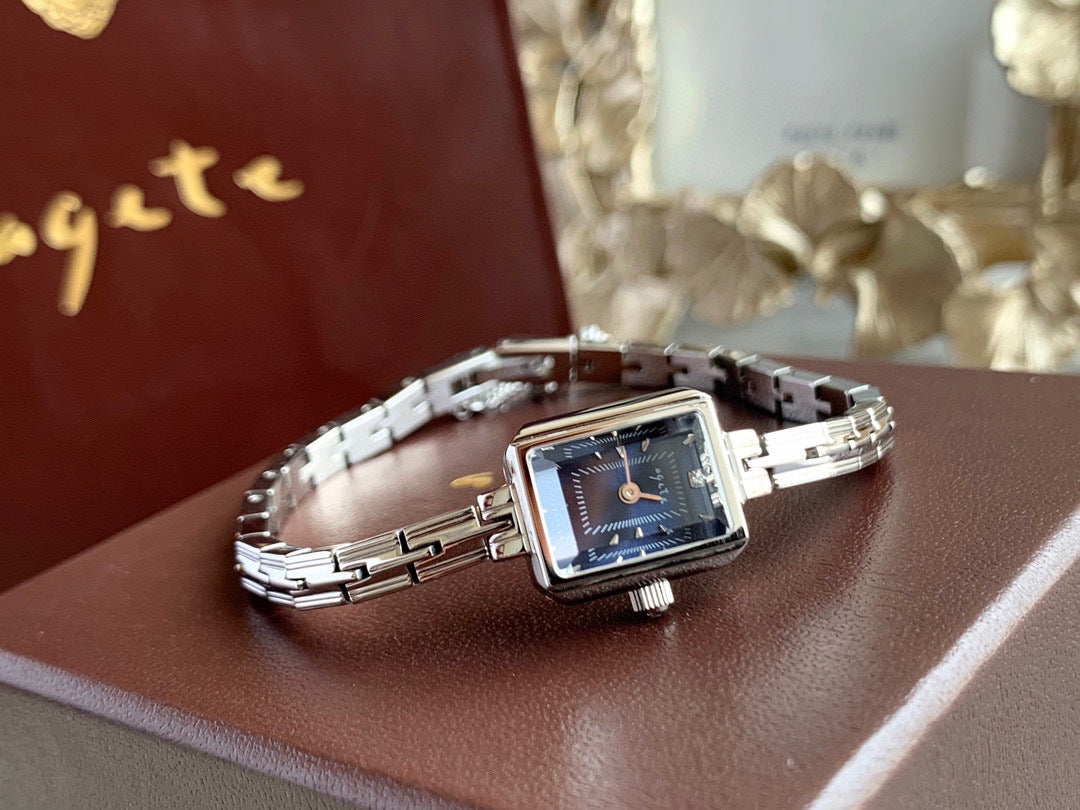 Vieille montre carrée pour les femmes Un design Dainty Mini Square avec un motif de blé