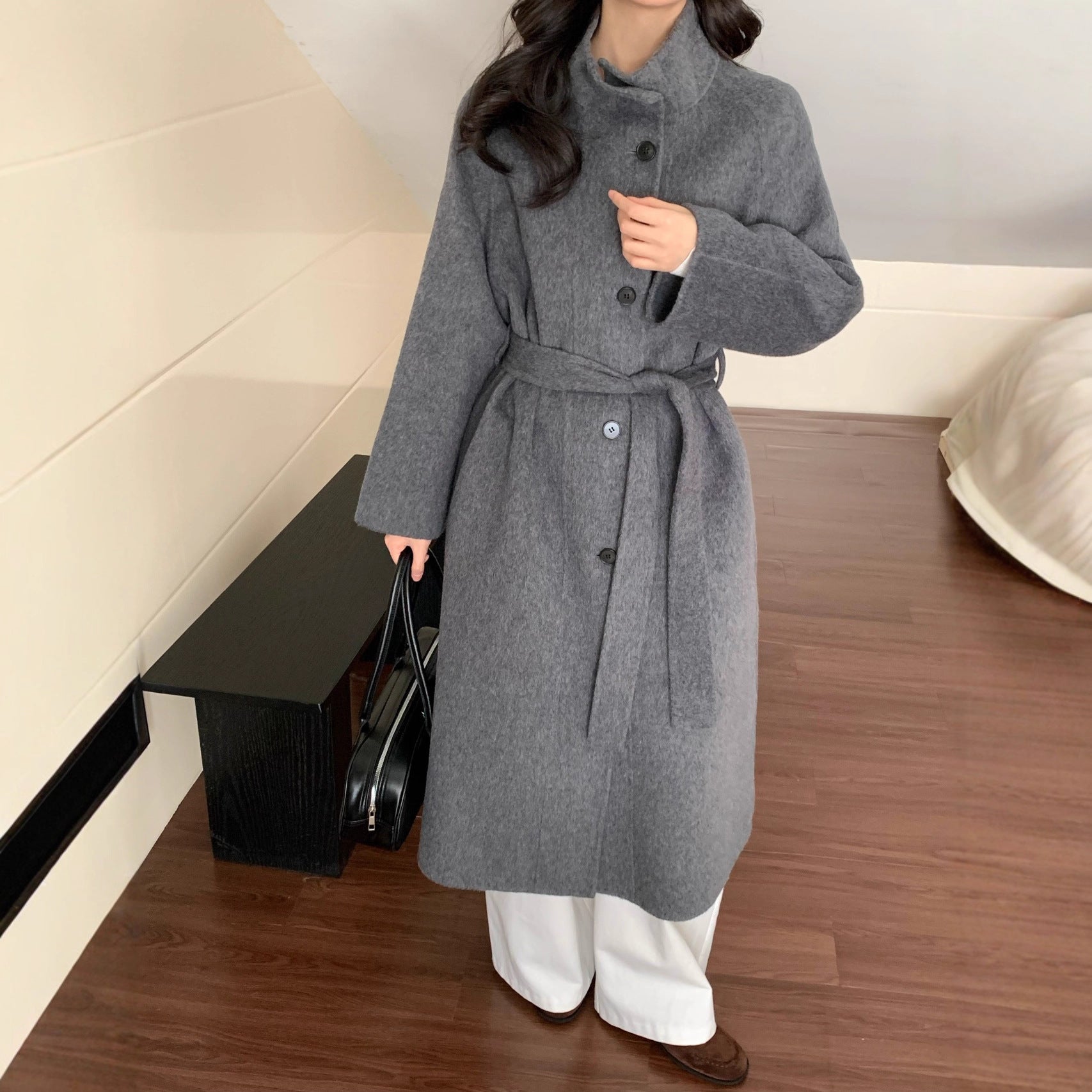 Manteau de laine longue pour femmes avec un design à un seul sein