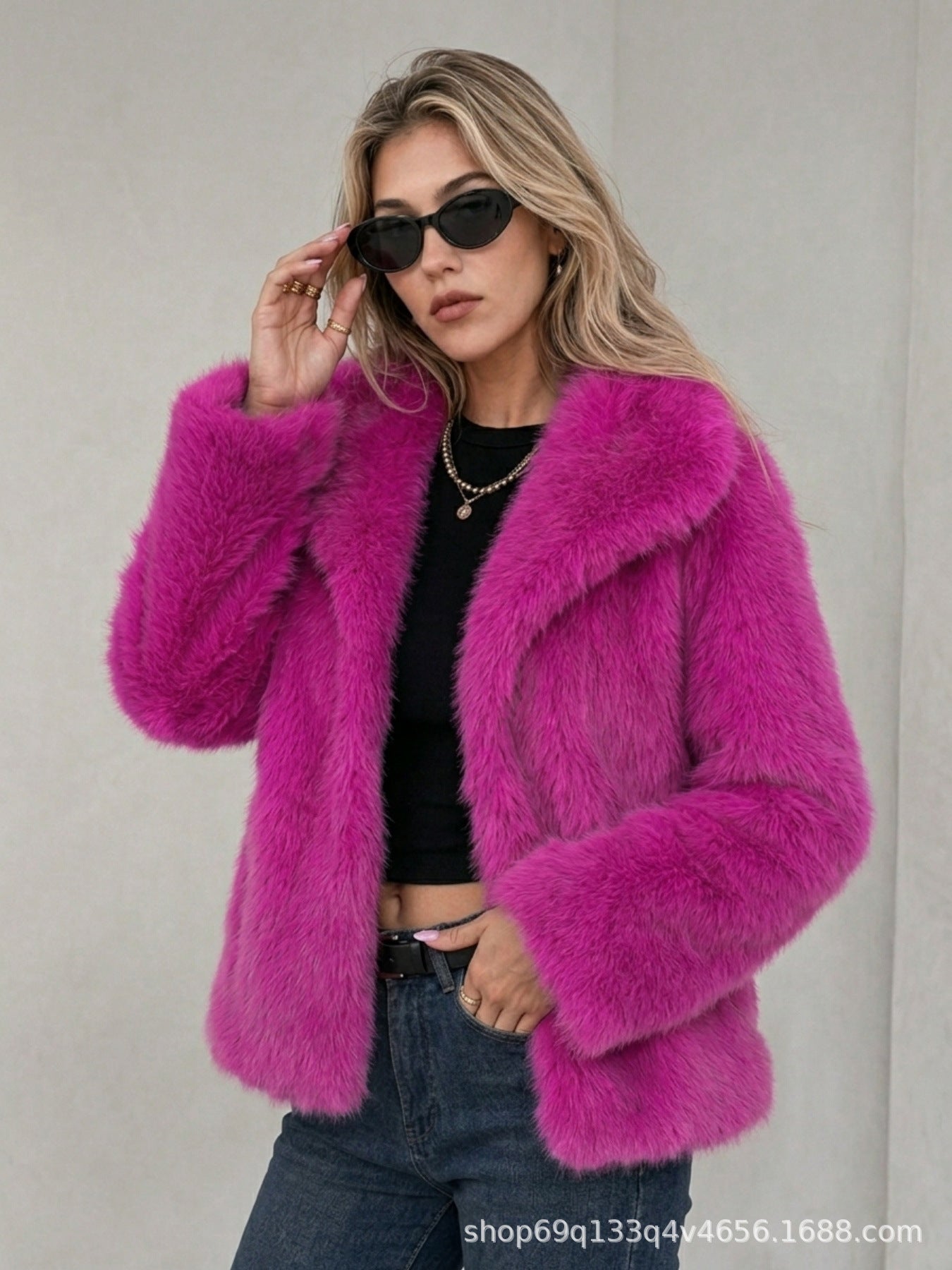 Manteau court fashionable pour femmes avec un grand lapel