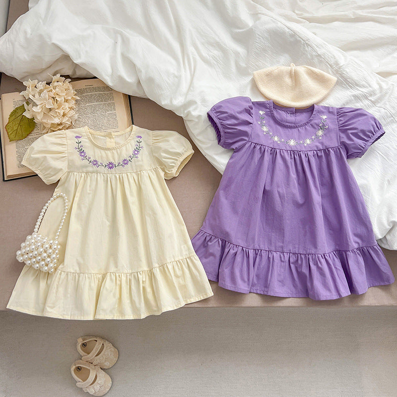 Robe de fleur brodée de petites filles à manches courtes