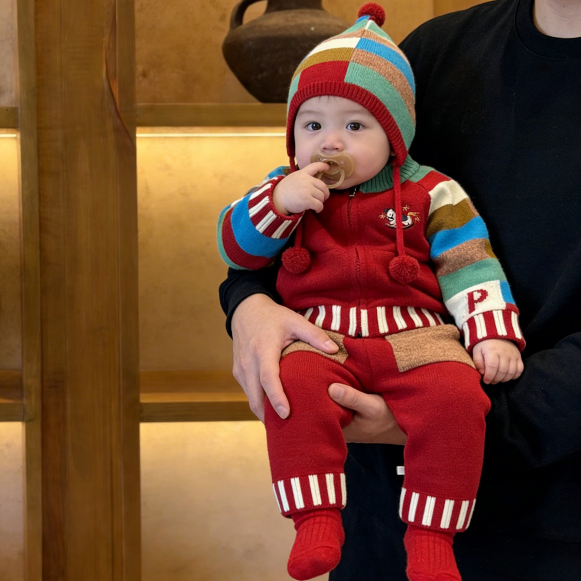 Pantalon et chapeau rouge couleur contrastant tricoté de l'année trois pièces