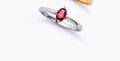Une bague d'anniversaire en plusieurs pierres ornée de pierres de Zirconia en forme de marquise