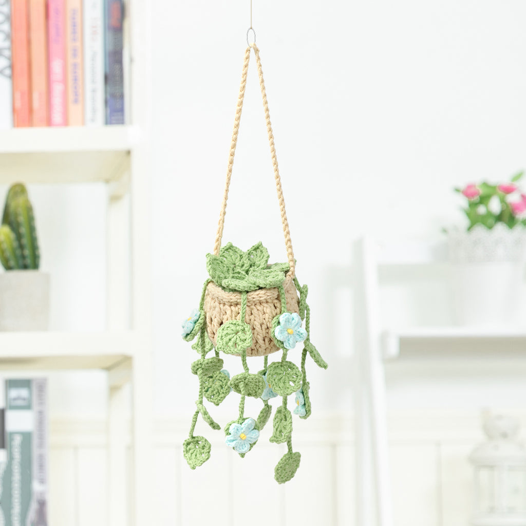 Crochet à la main suspendu ornement en pot avec feuilles vertes trailing et bleu pâle Blossoms