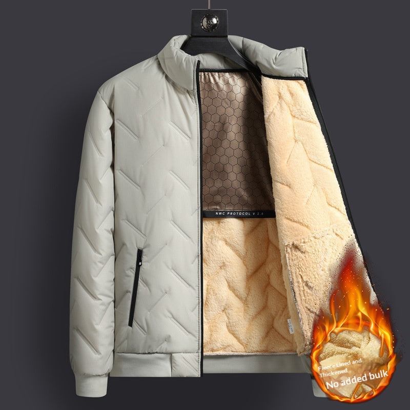 Manteau de coton rembourré de longueur moyenne avec un collier pour la chaleur