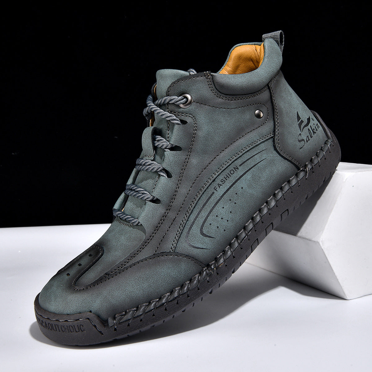 Mode Homme de plus de taille avec des semelles à la main