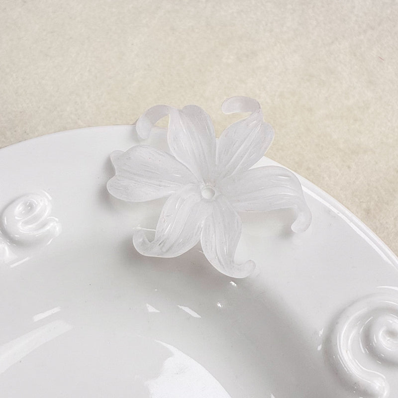 Matte Acrylique Curled Petal Iris Charms