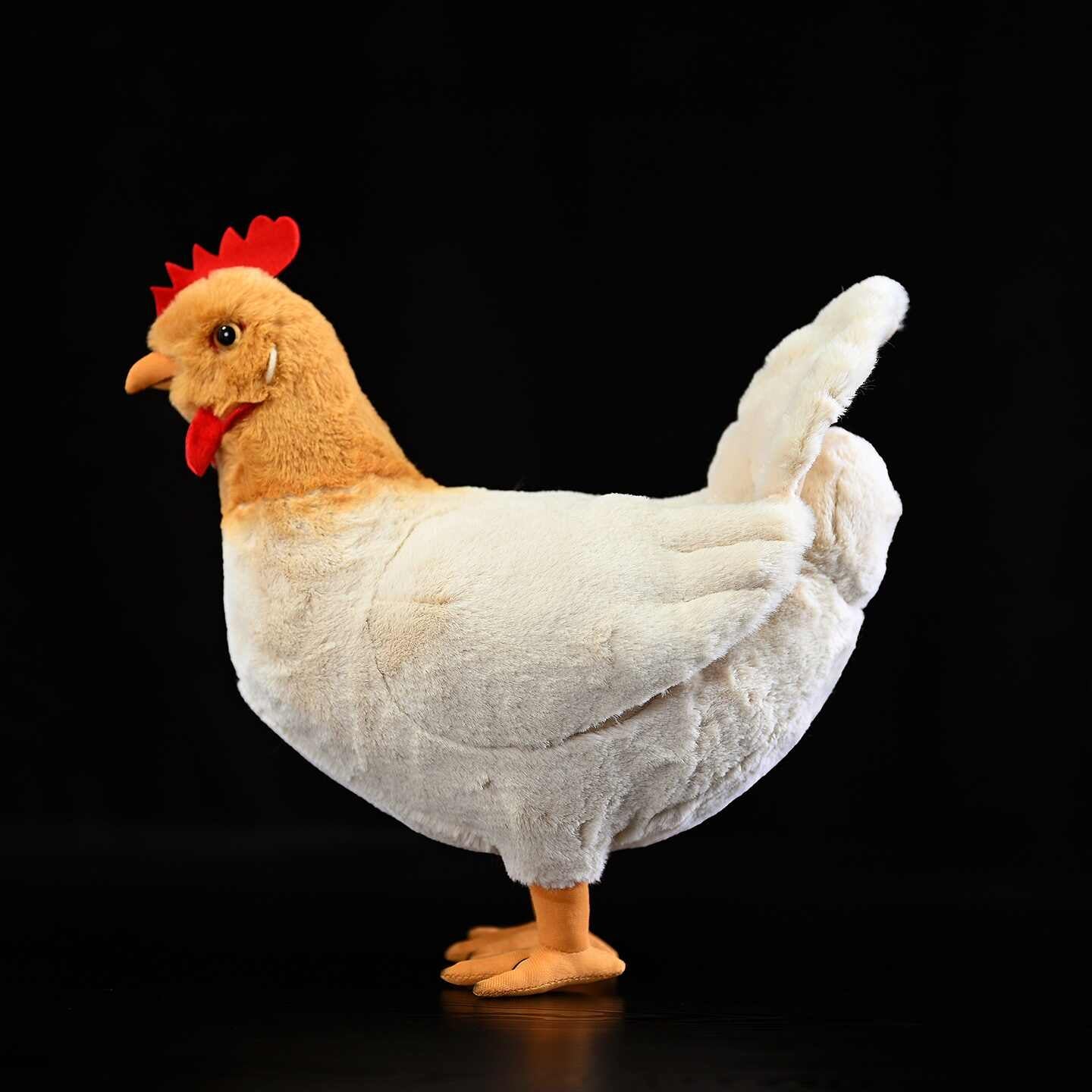 La poupée en peluche de Hen est mignonne