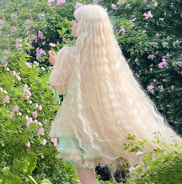 Mignon fille de 1 mètre de long Curls latino-américains