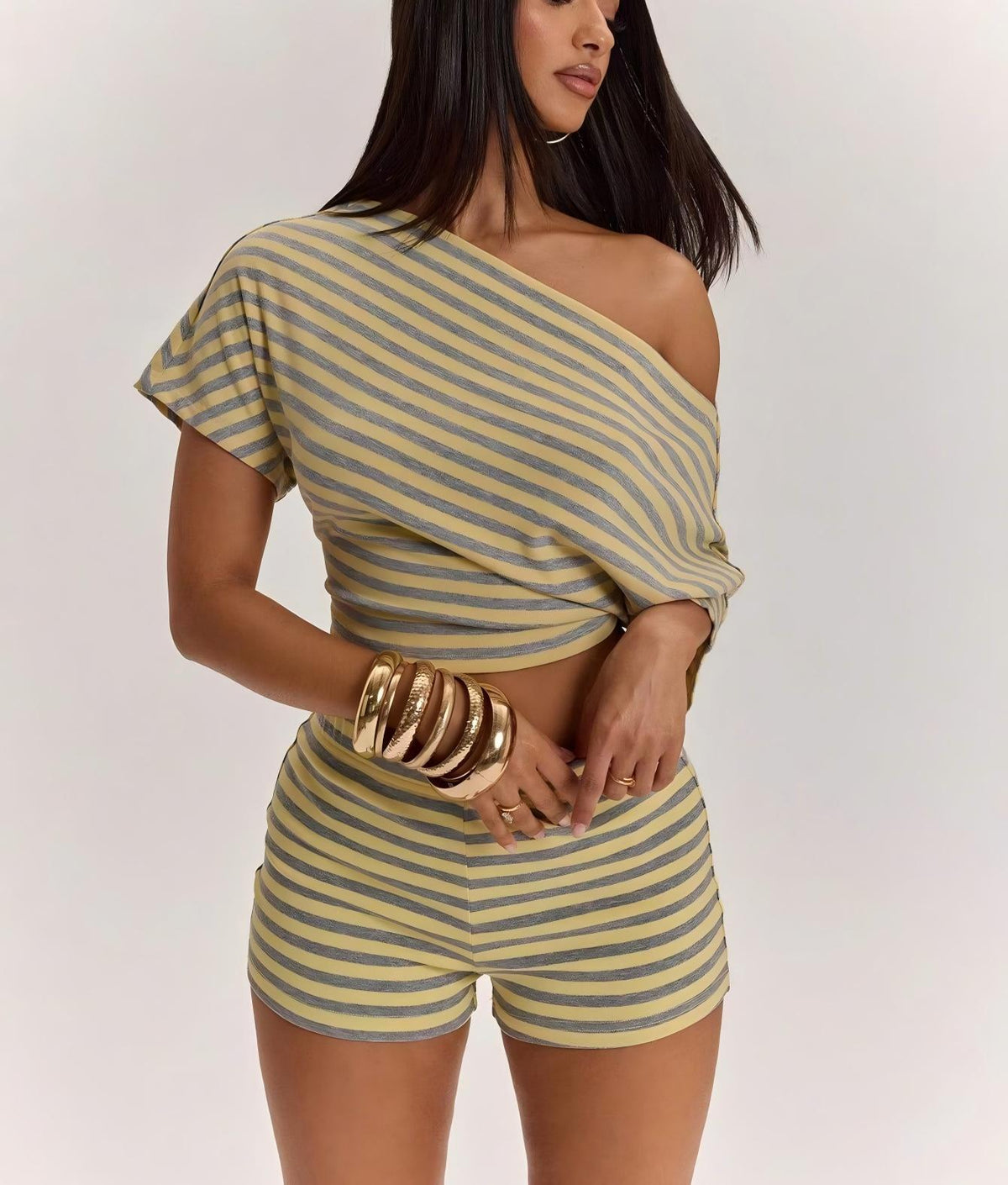 Short-sleeved T-shirt and high-waisted shorts