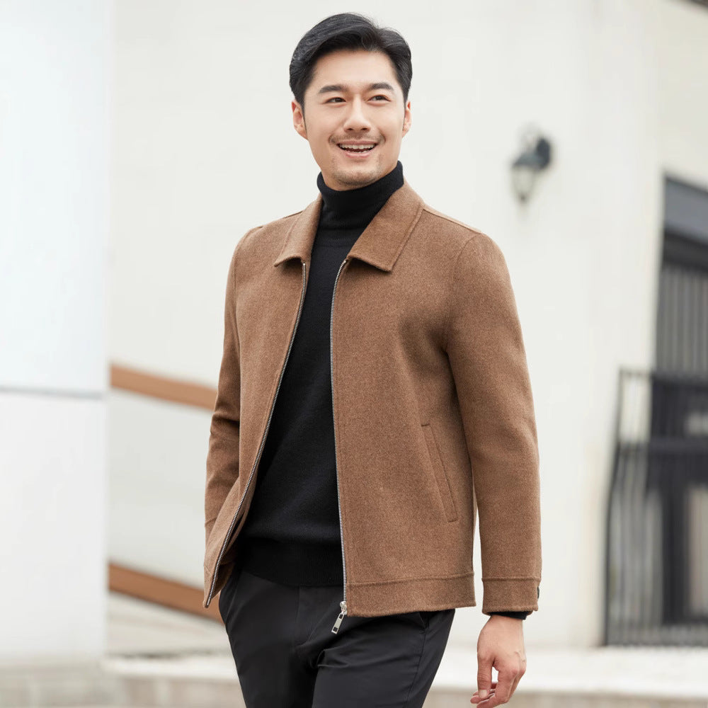 Veste de laine courte en laine d'affaires d'âge moyen