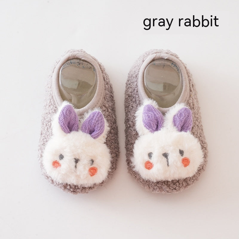 Le lapin mignon automne et les chaussettes de chambre d'hiver