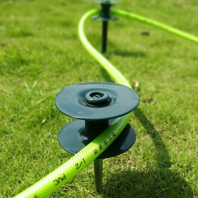 Rouleau de guidage pour tuyau d'eau au sol