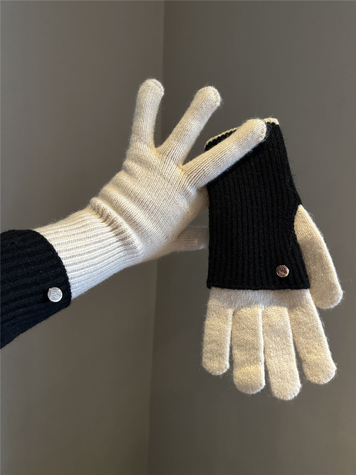 Gants en laine tricotée à double usage dans le style Maillard