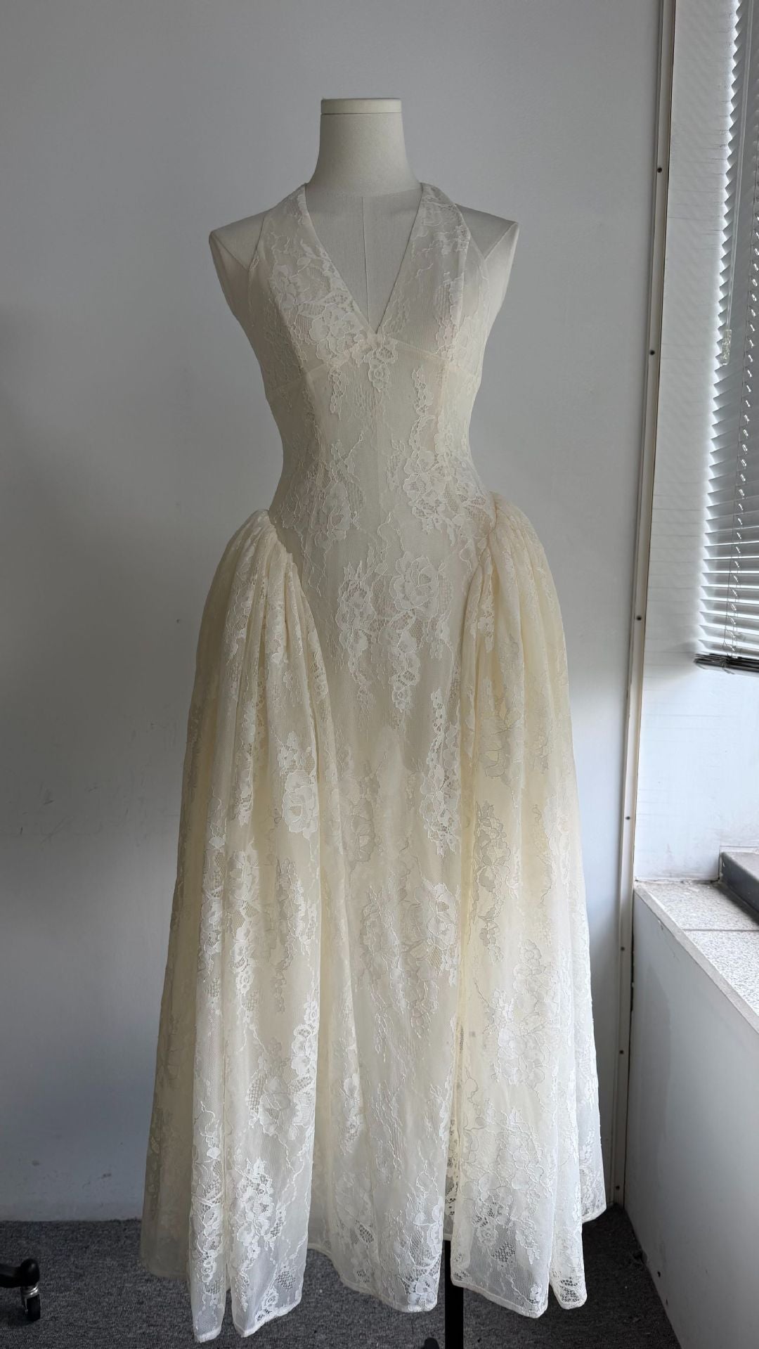 Halter V Collier Robe de Dentelle Florale Midi Mariée