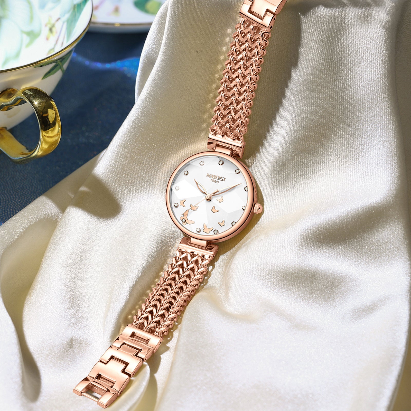 Stylish Niche Femmes Montre imperméable avec une bande d'acier