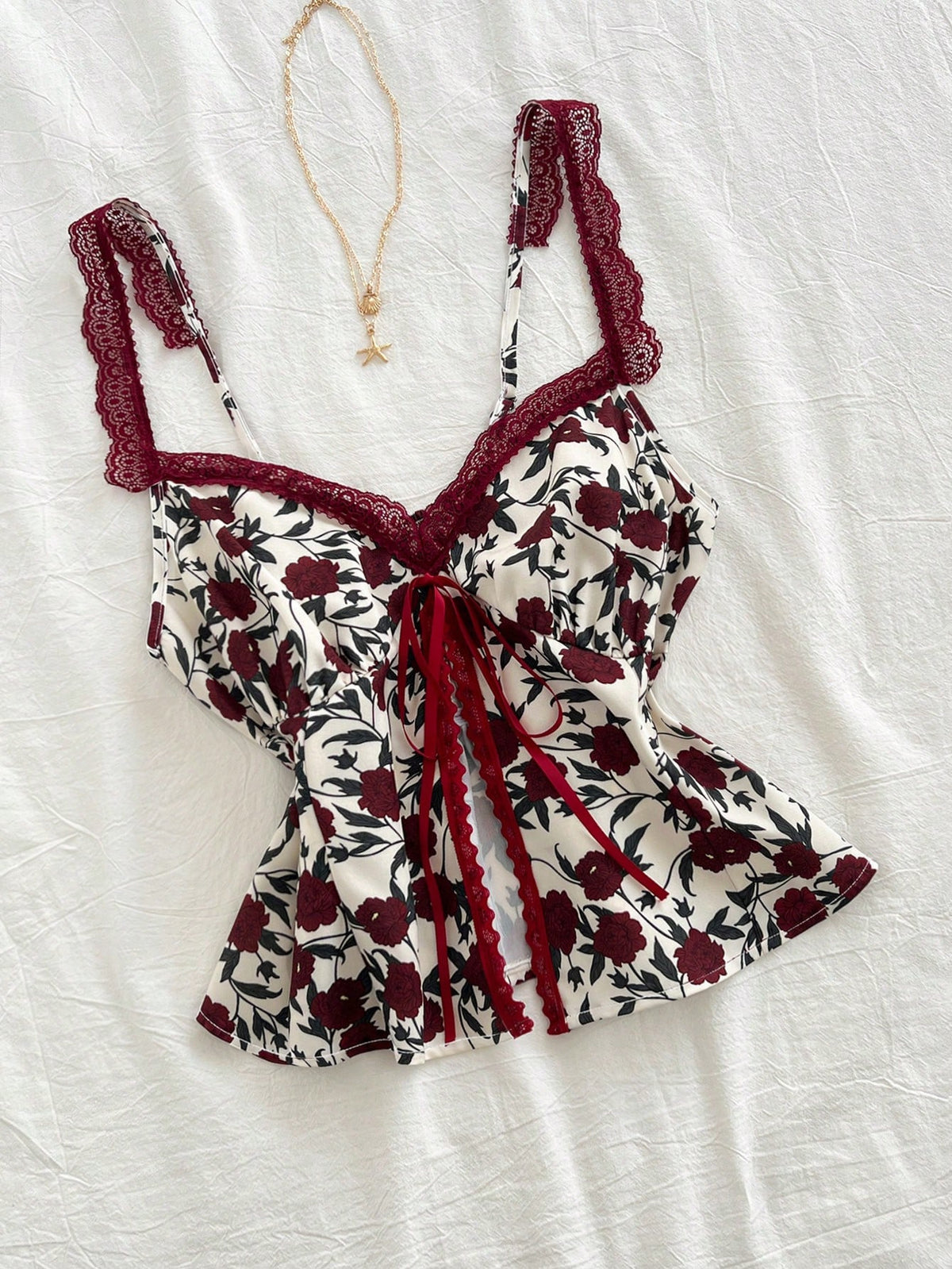 Camisole mode et polyvalente en dentelle avec un détail d'arc floral
