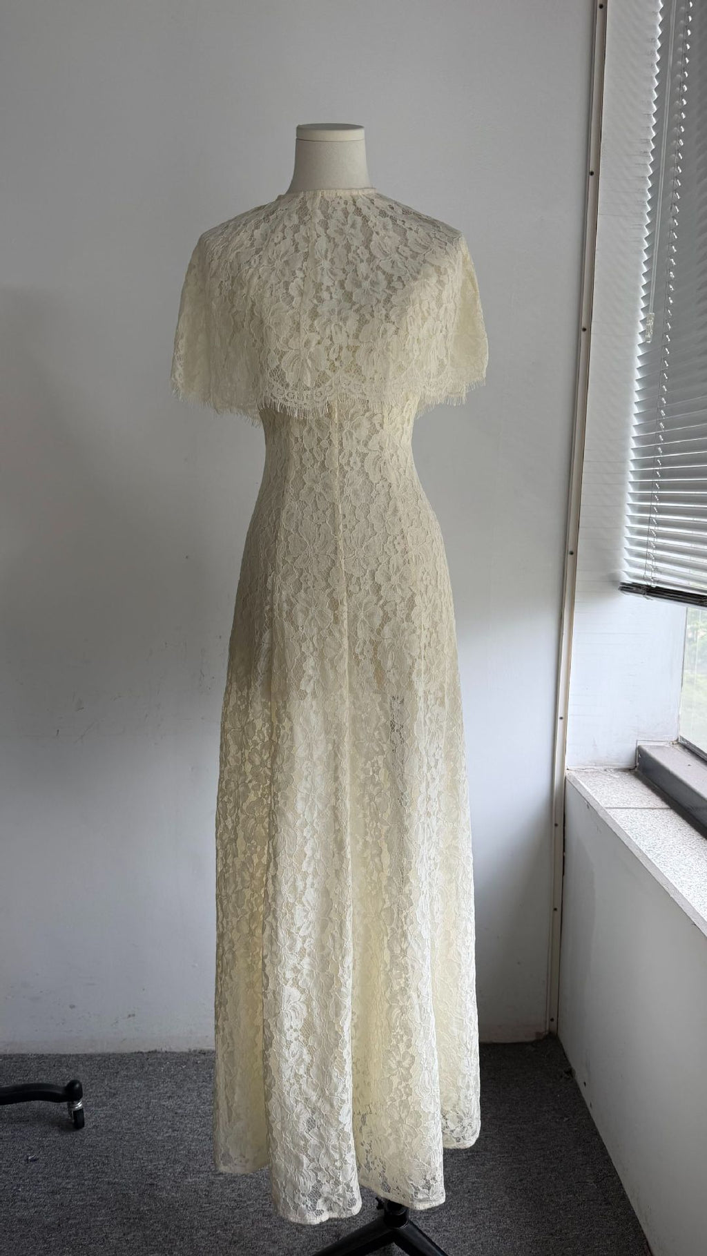 Crème de dentelle florale Cape Overlay Maxi Robe
