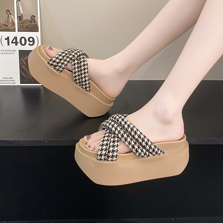 La plate-forme de cross strap femme glisse avec le coussin nuageux