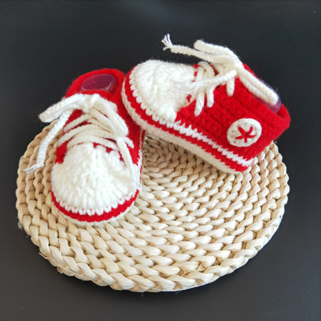 Bébé nourrisson tricoté à la main
