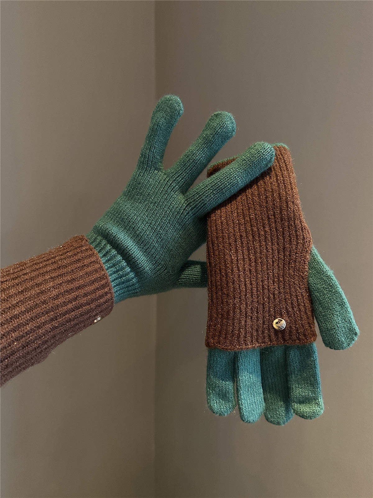 Gants en laine tricotée à double usage dans le style Maillard