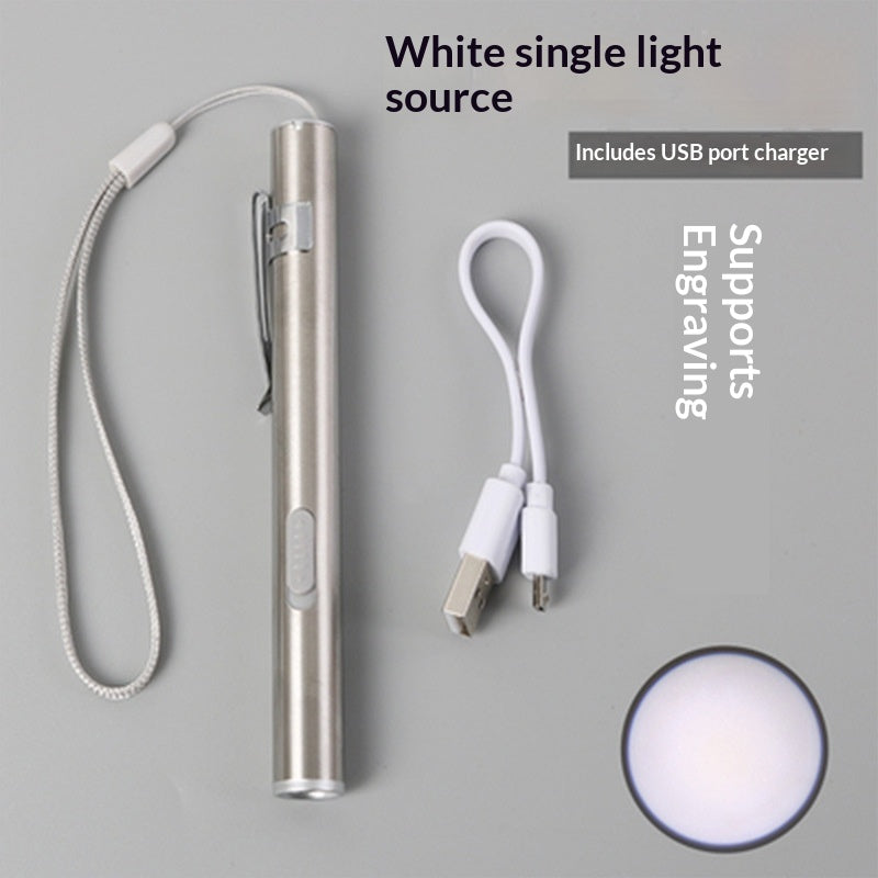 Pendant les examens pédiatriques, le docteur utilise une petite lampe de poche bicolore jaune et blanc