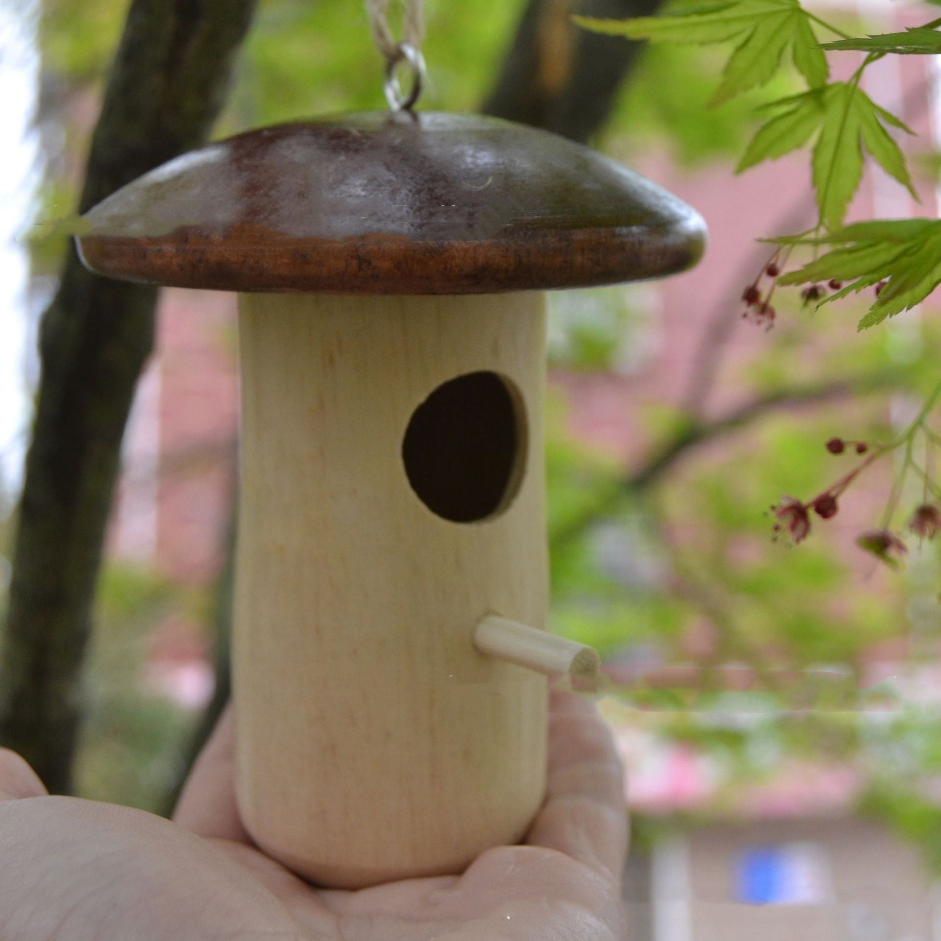 Forme de champignon d'abeille en bois Pendentif d'alimentation des colibris