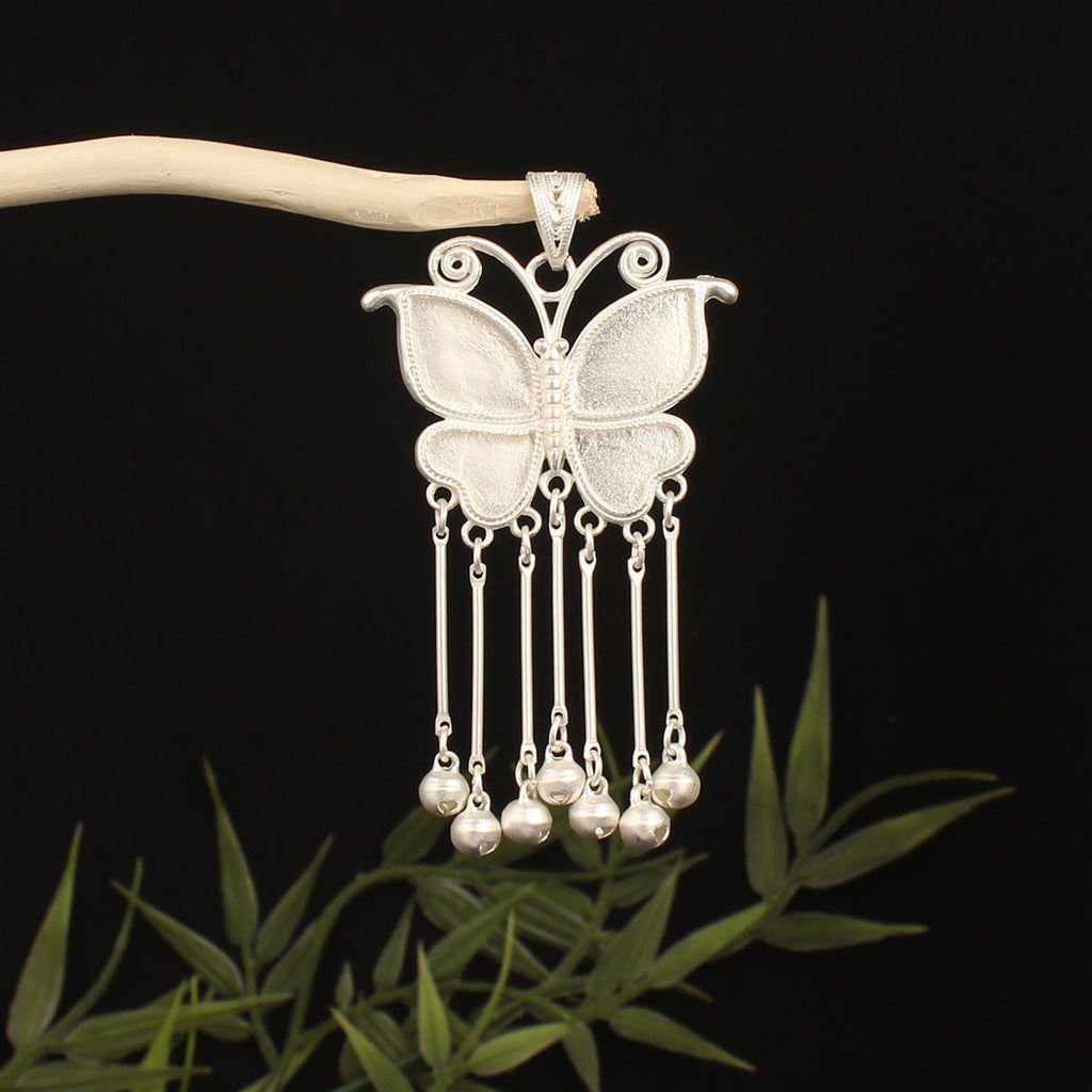 Pendentif papillon incrusté avec une cloche
