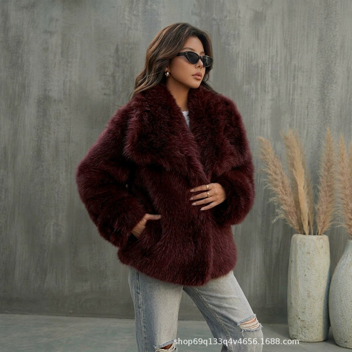 Manteau court fashionable pour femmes avec un grand lapel