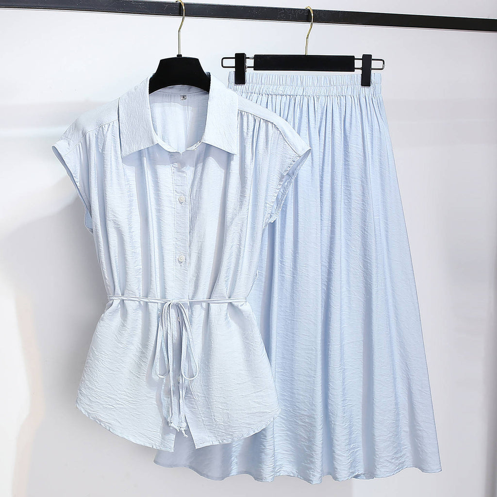 Blouse sans manches Tencel associée à une jupe