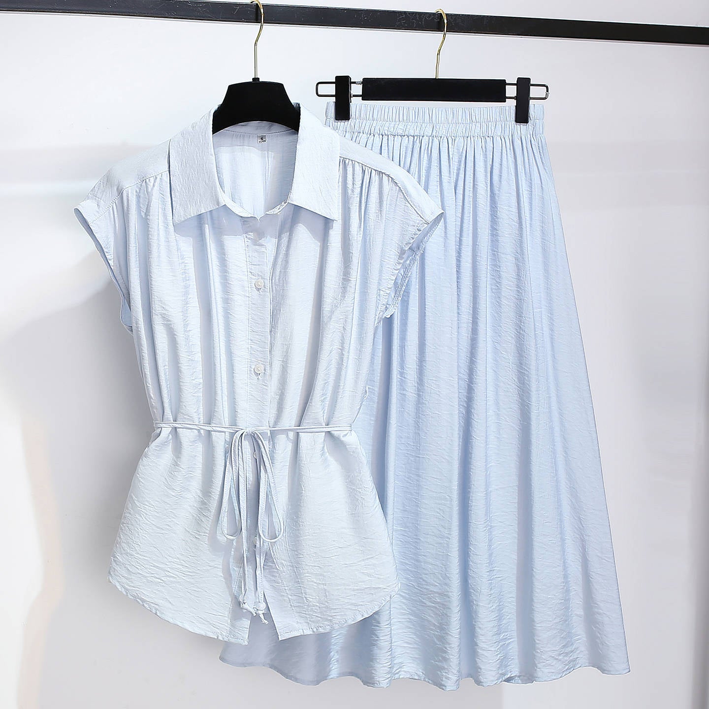 Blouse sans manches Tencel associée à une jupe