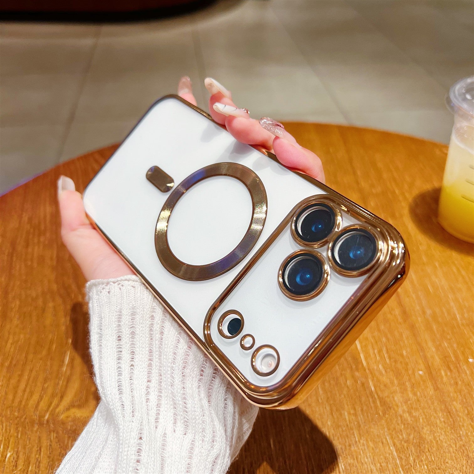Aspiration magnétique du boîtier de téléphone avec protecteur transparent de lentilles électroplastiques