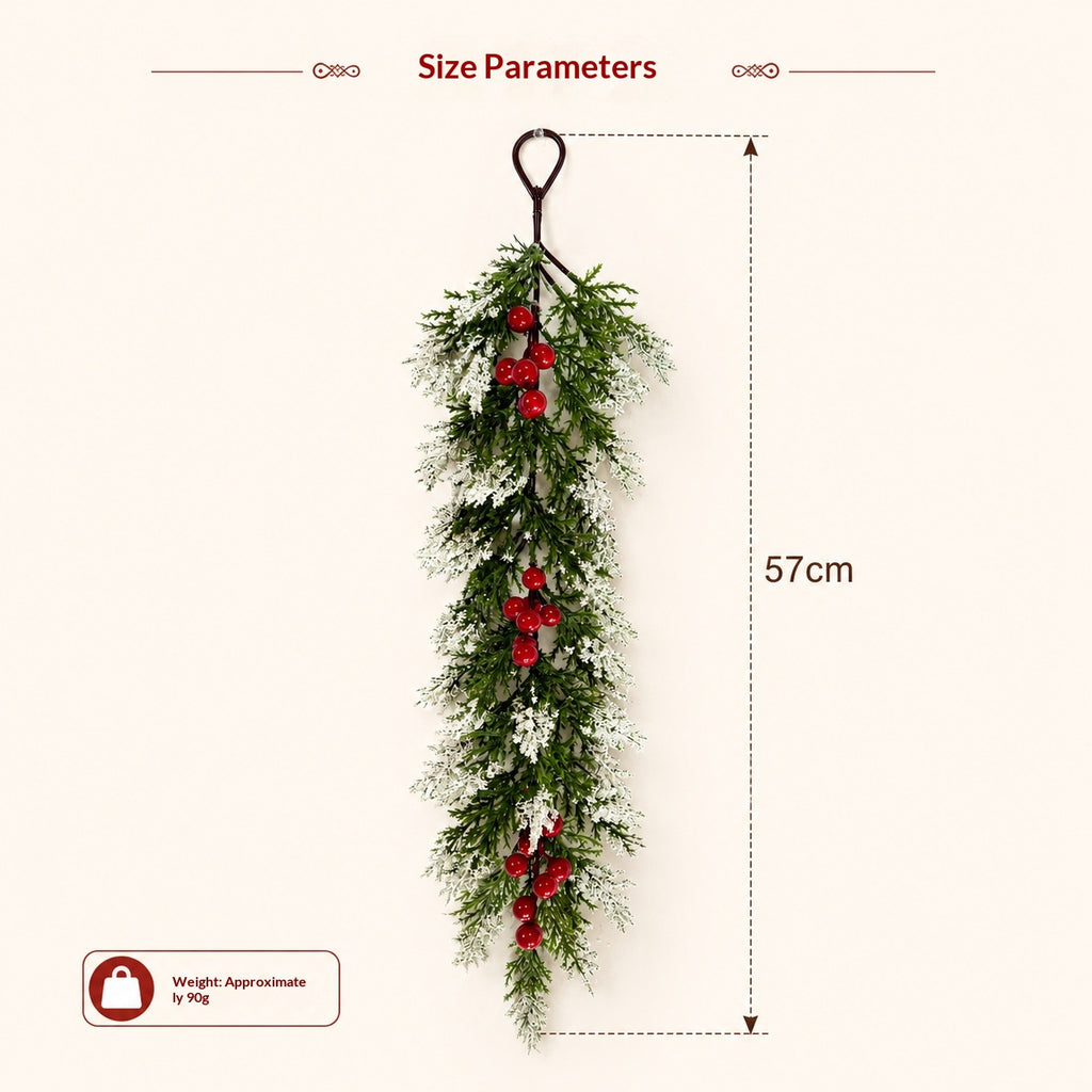 Pine de tour de neige artificielle de Noël avec des vignes de baies rouges