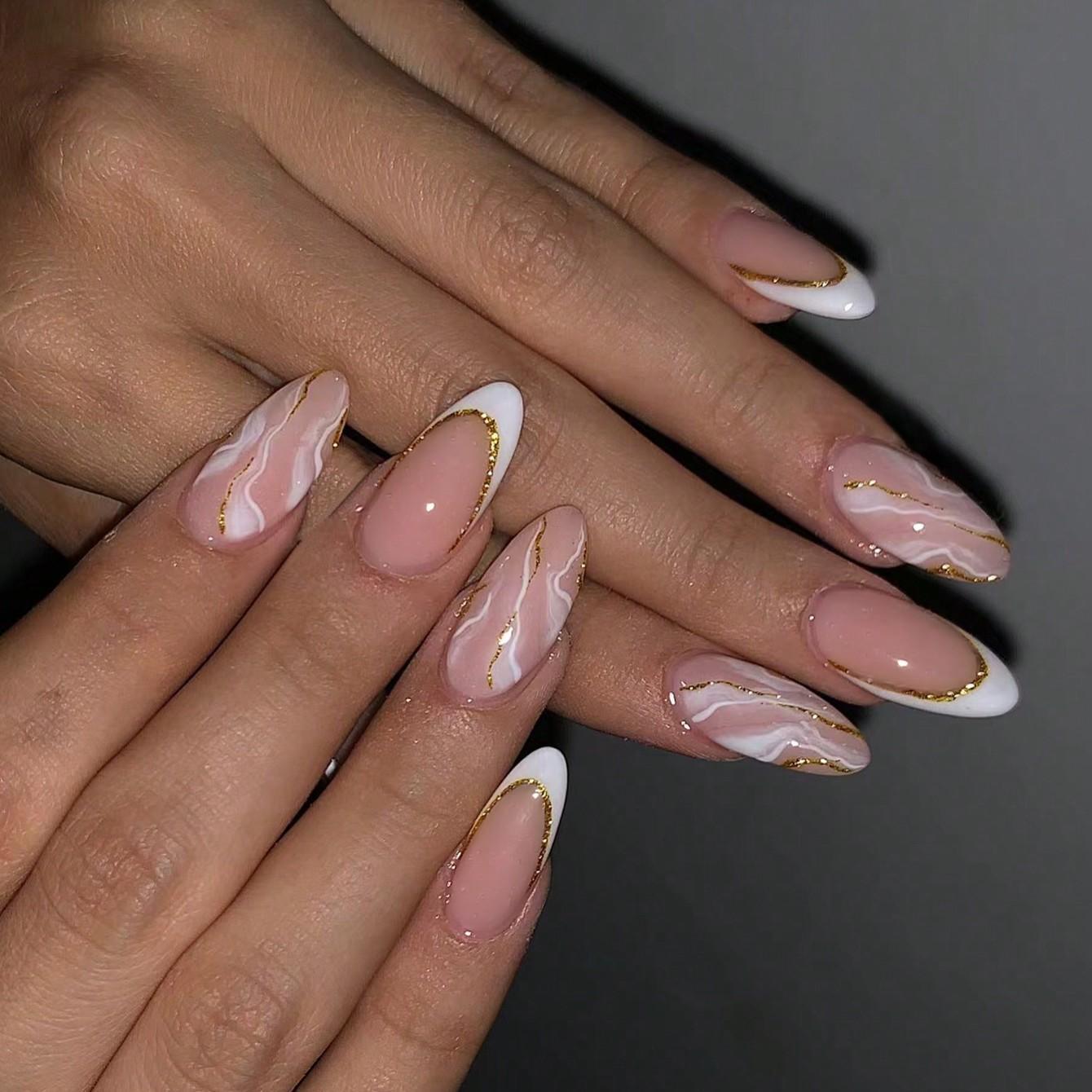 Nails à amandes de style français avec bords blancs et fil d'or prêt à porter