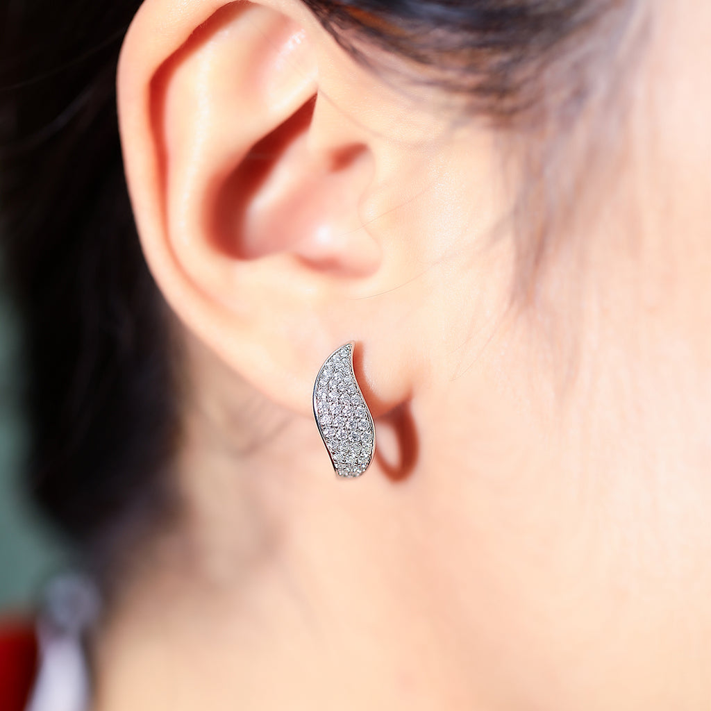 S925 Argent Sterling 82pcs Croissant de Moissanite Boucles d'oreilles Huggie Hoop 16,5mm plaqué platine