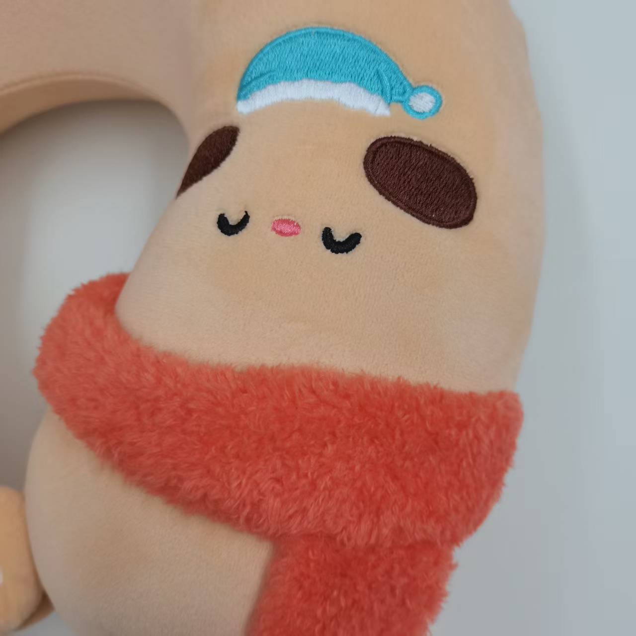 Ours mignon avec écharpe rouge et bonnet de sommeil Oreiller de cou UShaped