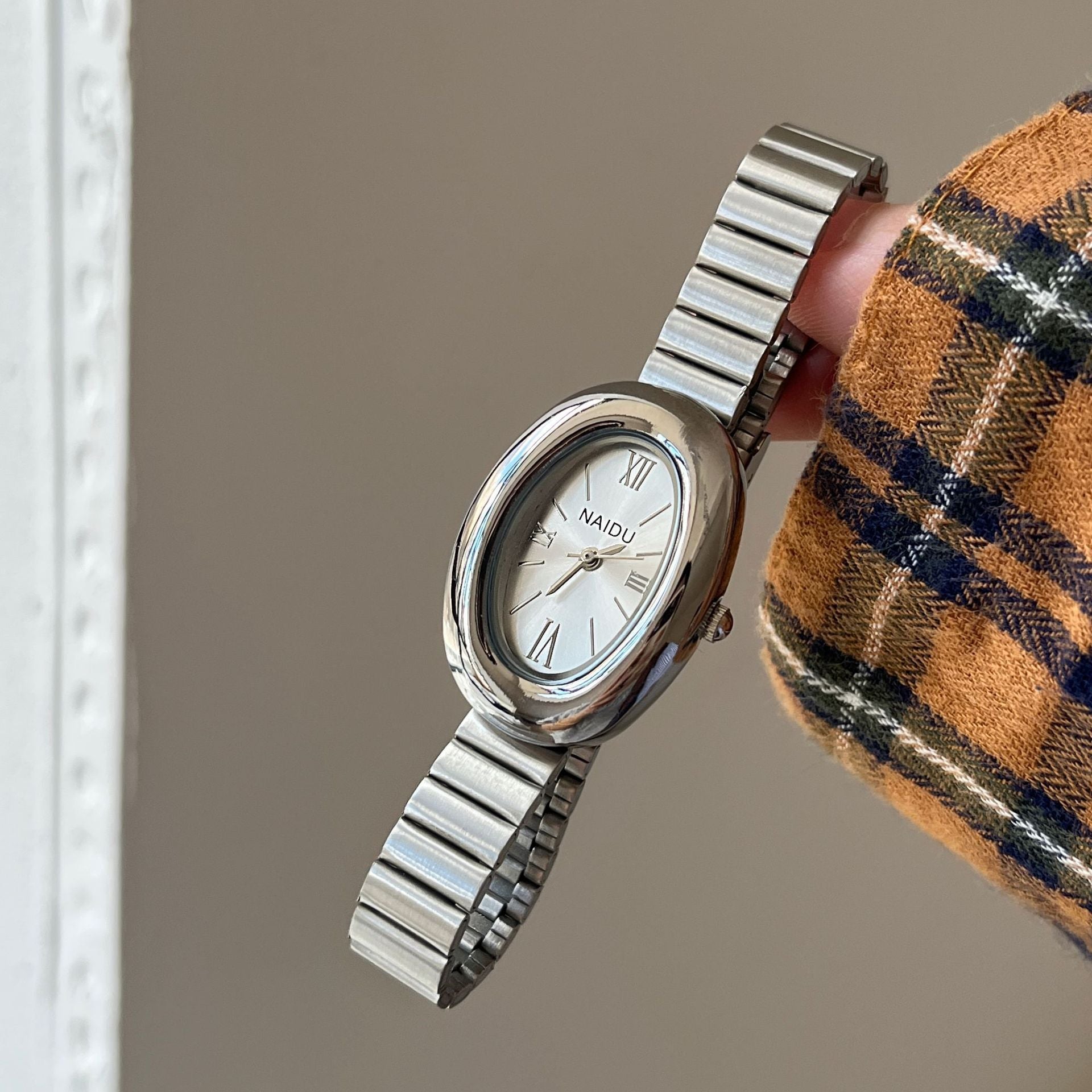 Élégante, sophistiquée et subtilement luxueuse Rétro femme Wristwatch