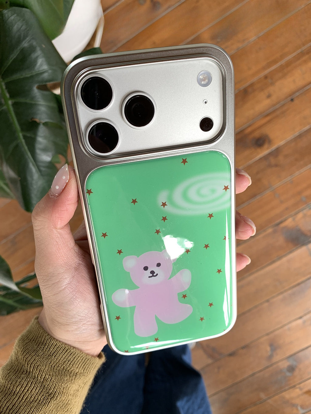 Boîtier de téléphone bleu et rose avec cadre argenté et revêtement époxy