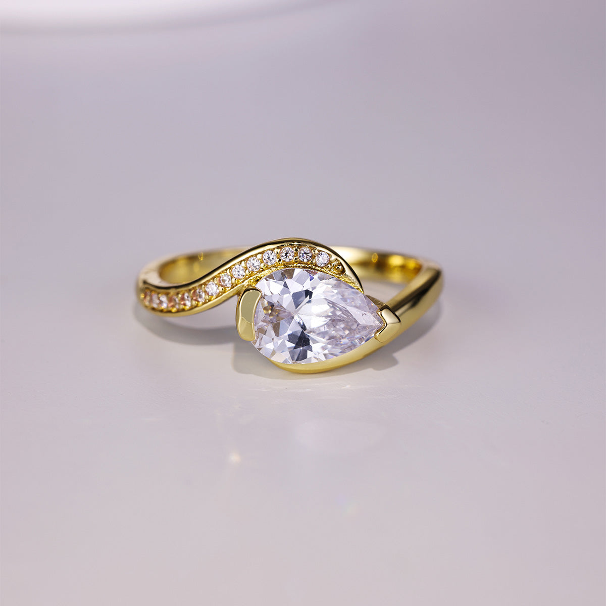 S925 Argent plaqué or 6x9mm Poire coupée Moissanite Anneau contour de vague demi lunette US Taille 6-9