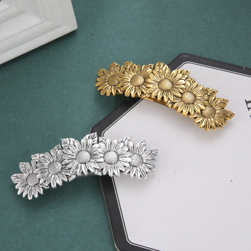Fille cheveux dos tête scratching accessoires cheveux
